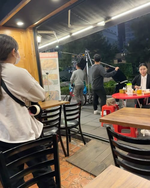 Uma coisa legal de Seul é que em alguns lugares você está simplesmente jantando e do nada estão gravando um dorama, queria saber do que que era essa gravação hahaha, não tirei foto da comida mas lembro que nesse restaurante uma só pessoa cozinhava, atendia e cobrava, também a produção pediu pro grupo de velhinhos lá falarem mais baixo hahaha