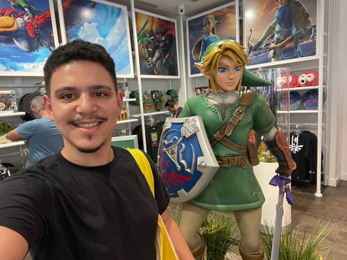 A felicidade da criança visitando a loja da Nintendo