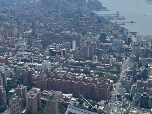 Centésimo andar do The Edge, primeira vez em um mirante, os olhos até ardem se olhar pra cima nessa altura.