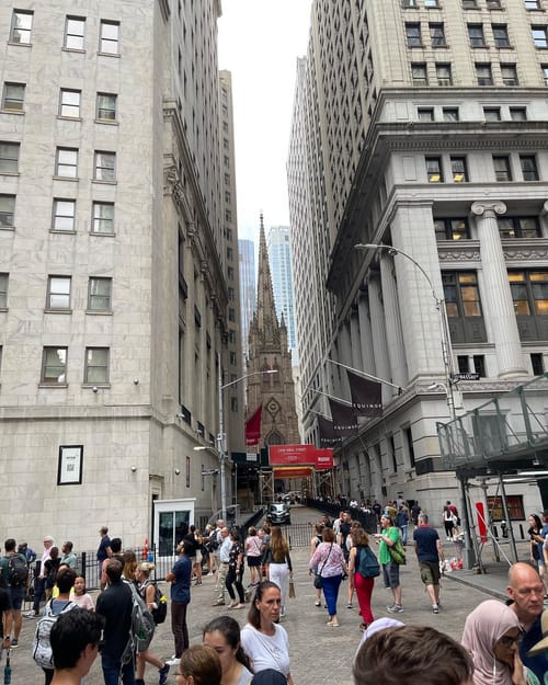 Almost every building in Manhattan is HUGE, even at ultra wide you need to lift your cell phone to get everything