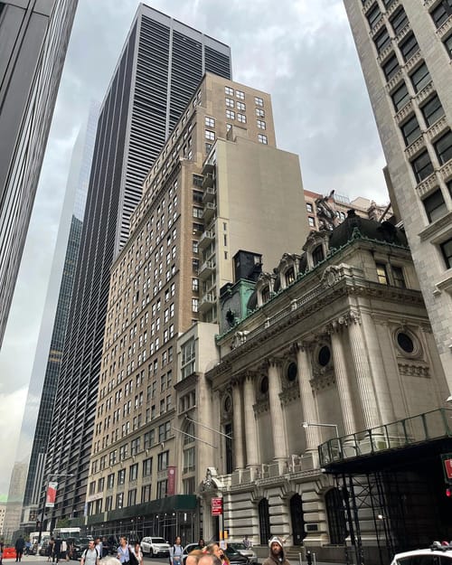 Almost every building in Manhattan is HUGE, even at ultra wide you need to lift your cell phone to get everything