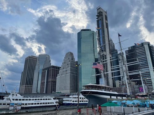 Incrível como tem tantos prédios enormes na beira da ilha de Manhattan