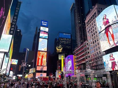 Existe a Times Square de dia, e a Times Square de noite