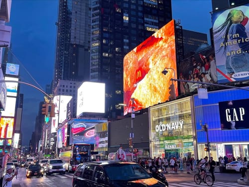 Existe a Times Square de dia, e a Times Square de noite