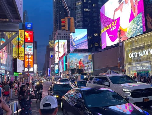 Existe a Times Square de dia, e a Times Square de noite