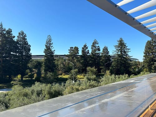 Visita ao Apple Park Visitor Center, sede da Apple logo atrás, pena que isso é o máximo que visitantes conseguem ir