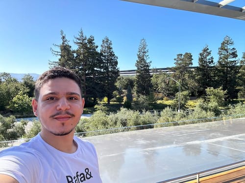 Visita ao Apple Park Visitor Center, sede da Apple logo atrás, pena que isso é o máximo que visitantes conseguem ir