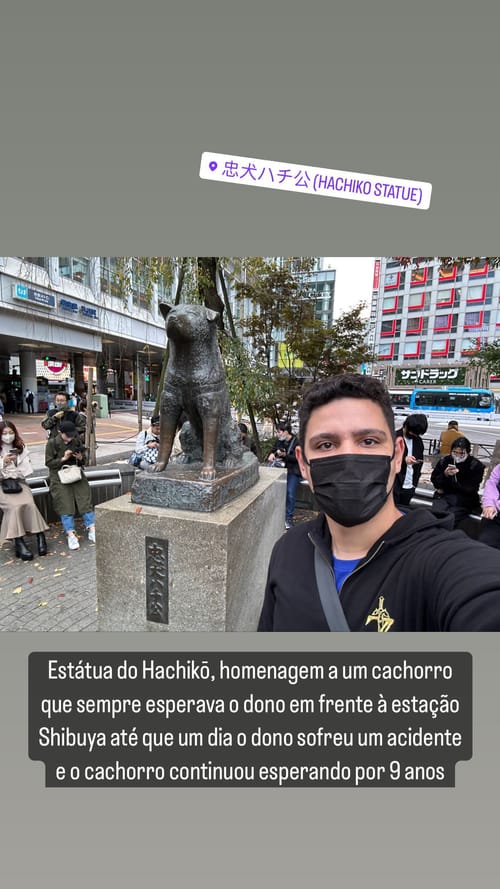 Estátua do Hachiko, homenagem a um cachorro que sempre esperava o dono em frente à estação Shibuya até que um dia o dono sofreu um acidente e o cachorro continuou esperando por 9 anos