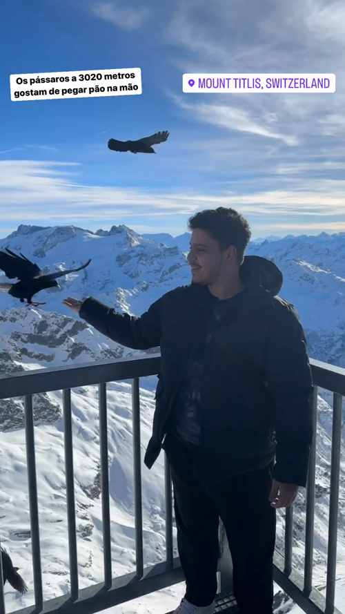 Birds at 3020 meters like to take bread in hand