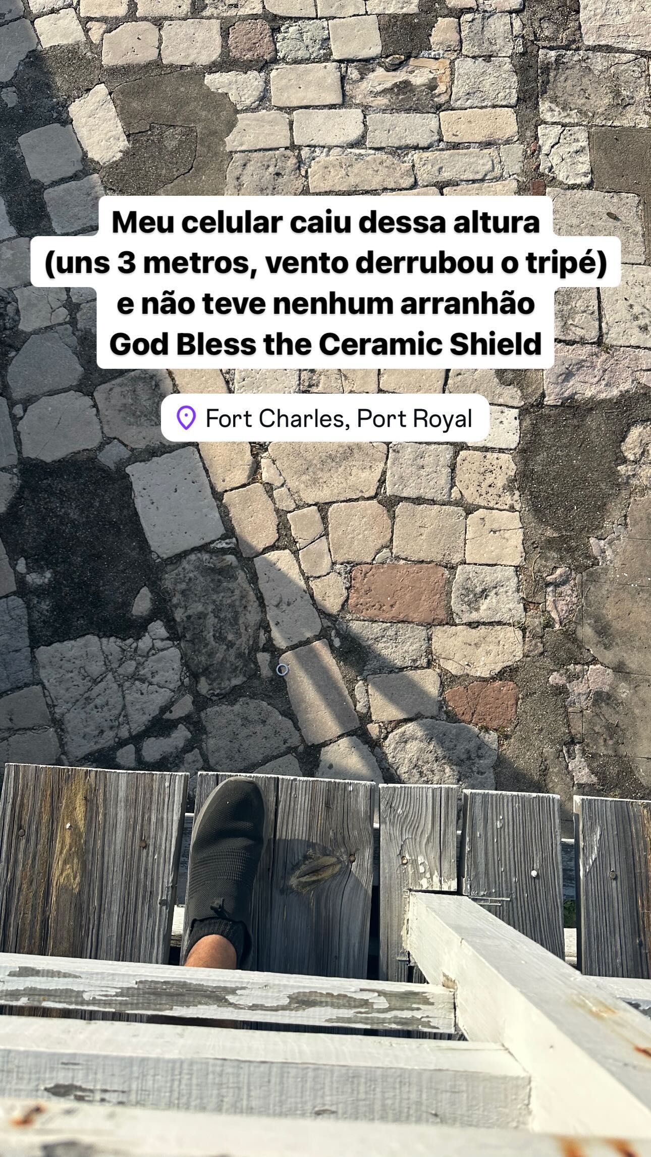 Meu celular caiu dessa alture (uns 3 metros, vento derrobou o tripé) e não teve nenhum arranhão - God Bless the Ceramic Shield