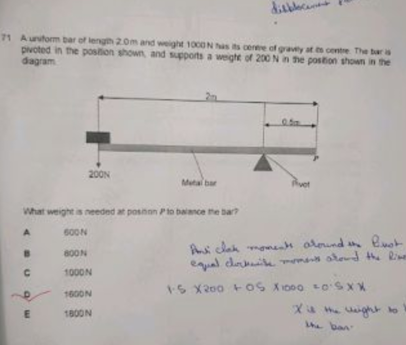 71 A uniform par of lengh 2.0 m and weight 1000 N has its cerpie of gr