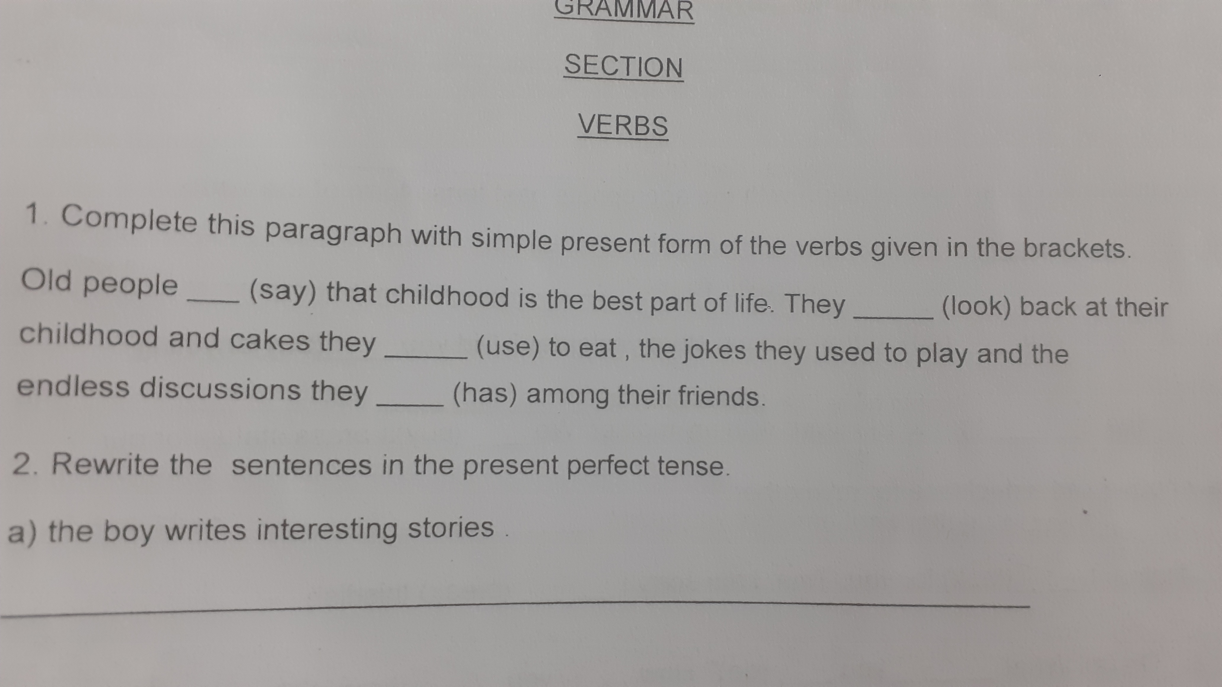 GRAMMAR
SECTION
VERBS
1. Complete this paragraph with simple present f