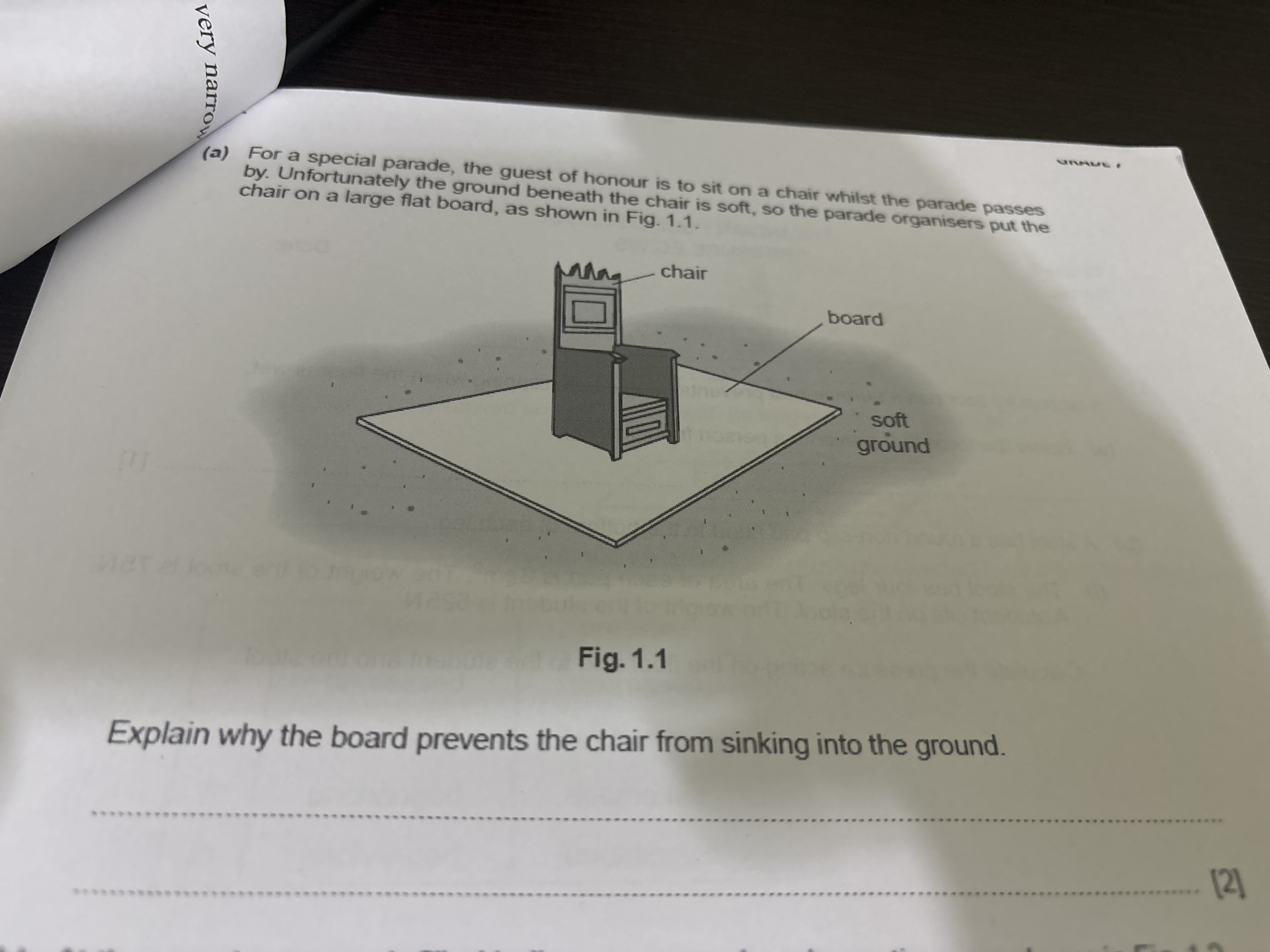 +ixtoasta
(a) For a special parade, the guest of honour is to sit on a