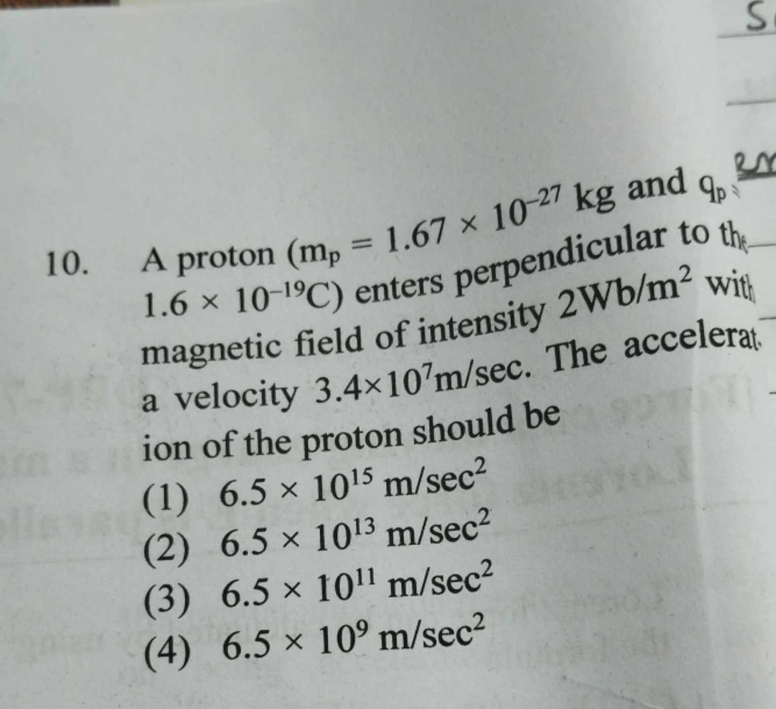 10. A proton (mp​=1.67×10−27 kg and qp​ 1.6×10−19C) enters perpendicul