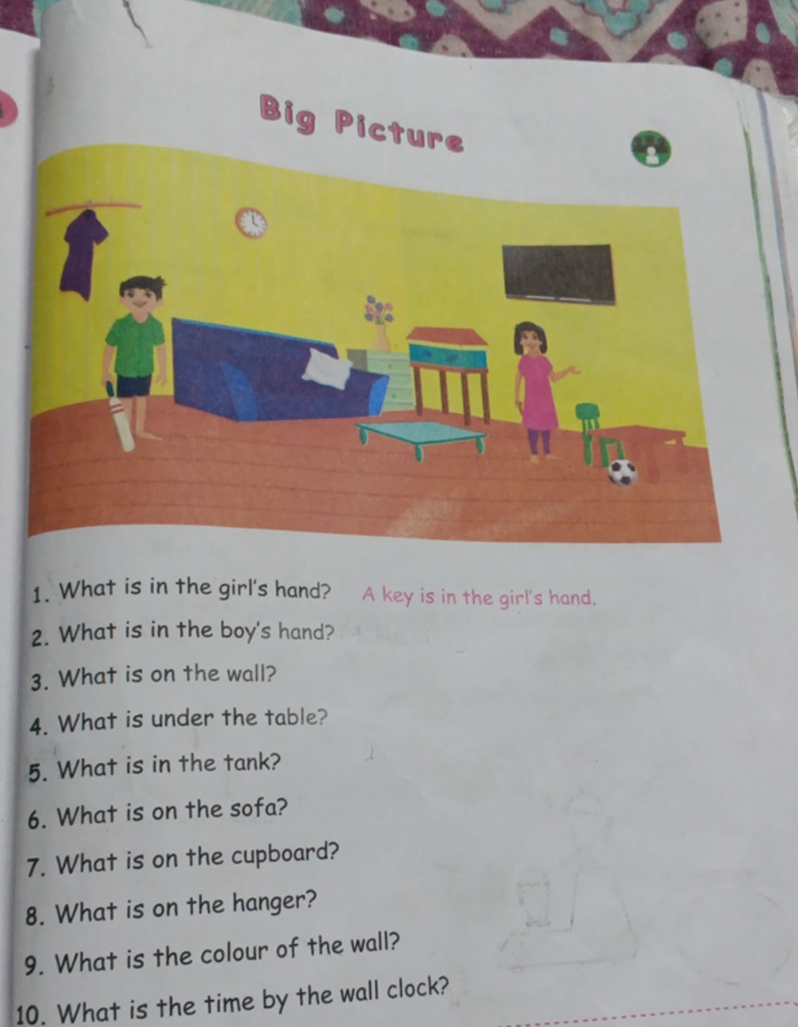 Big Pieture
2
1. What is in the girl's hand?
A key is in the girl's ha