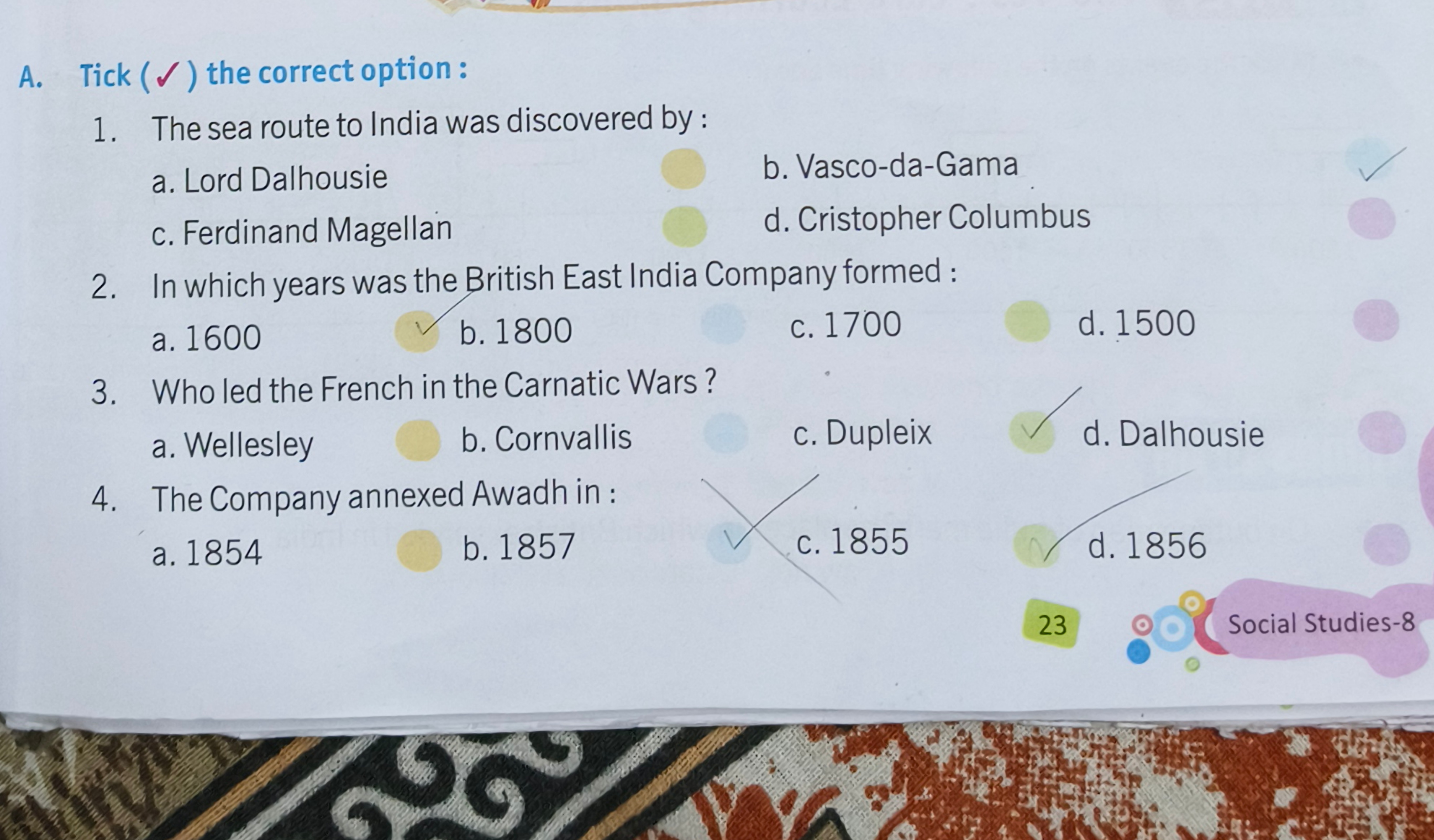 A. Tick (✓) the correct option:
1. The sea route to India was discover