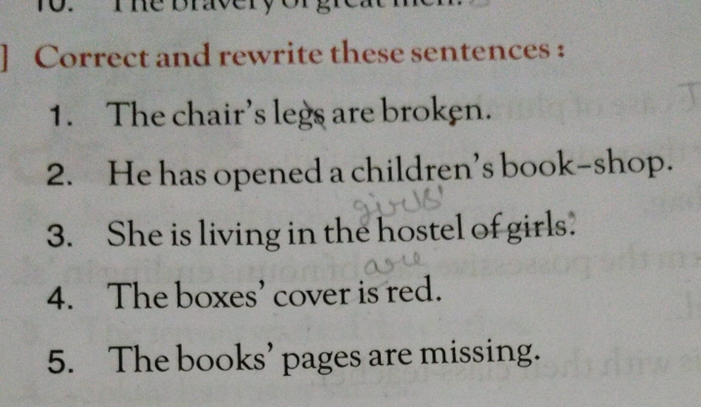 Correct and rewrite these sentences :
1. The chair's leg̀s are brokęn.