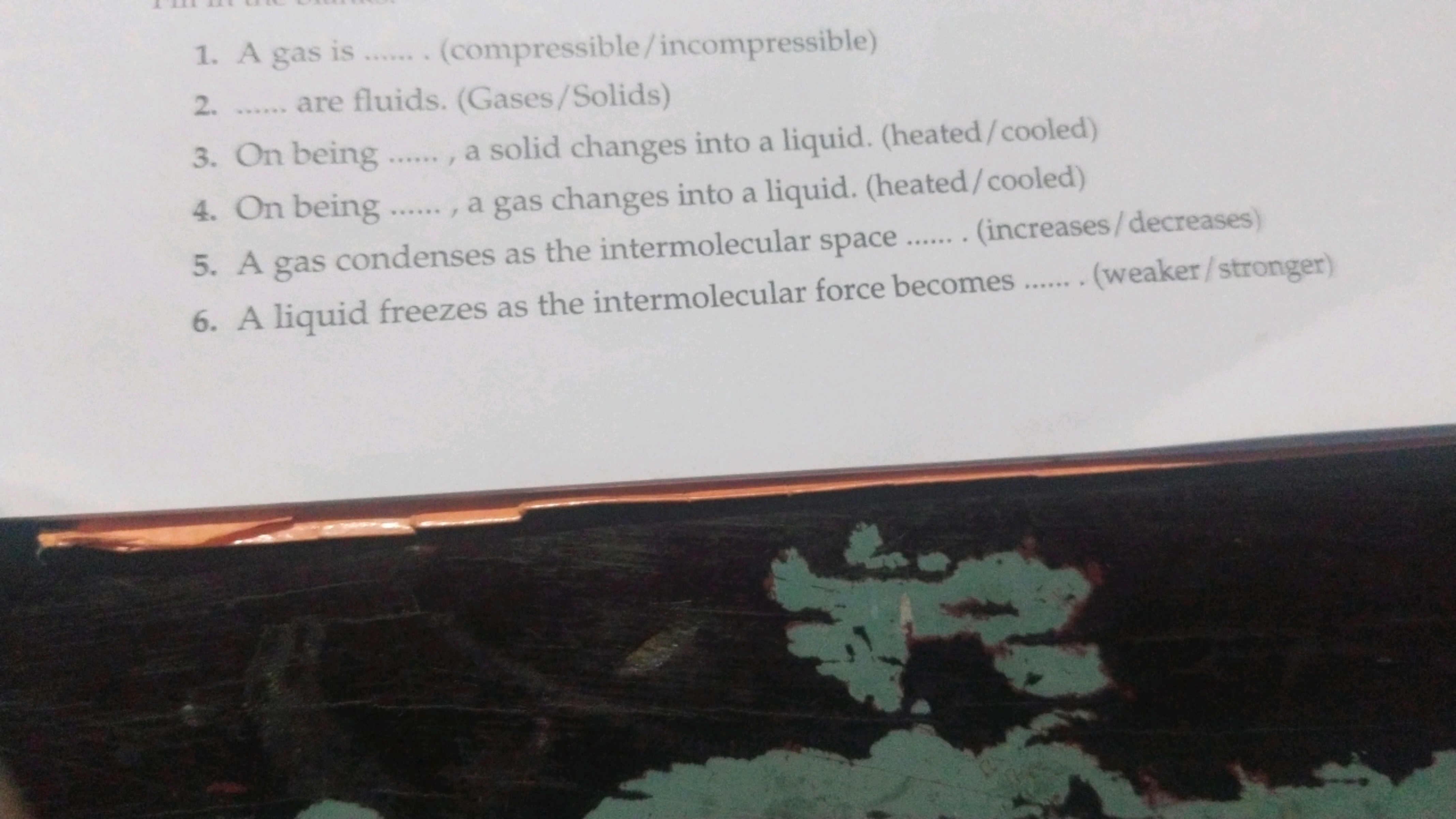 1. A gas is  (compressible / incompressible)
2.  are fluids. (Gases/So