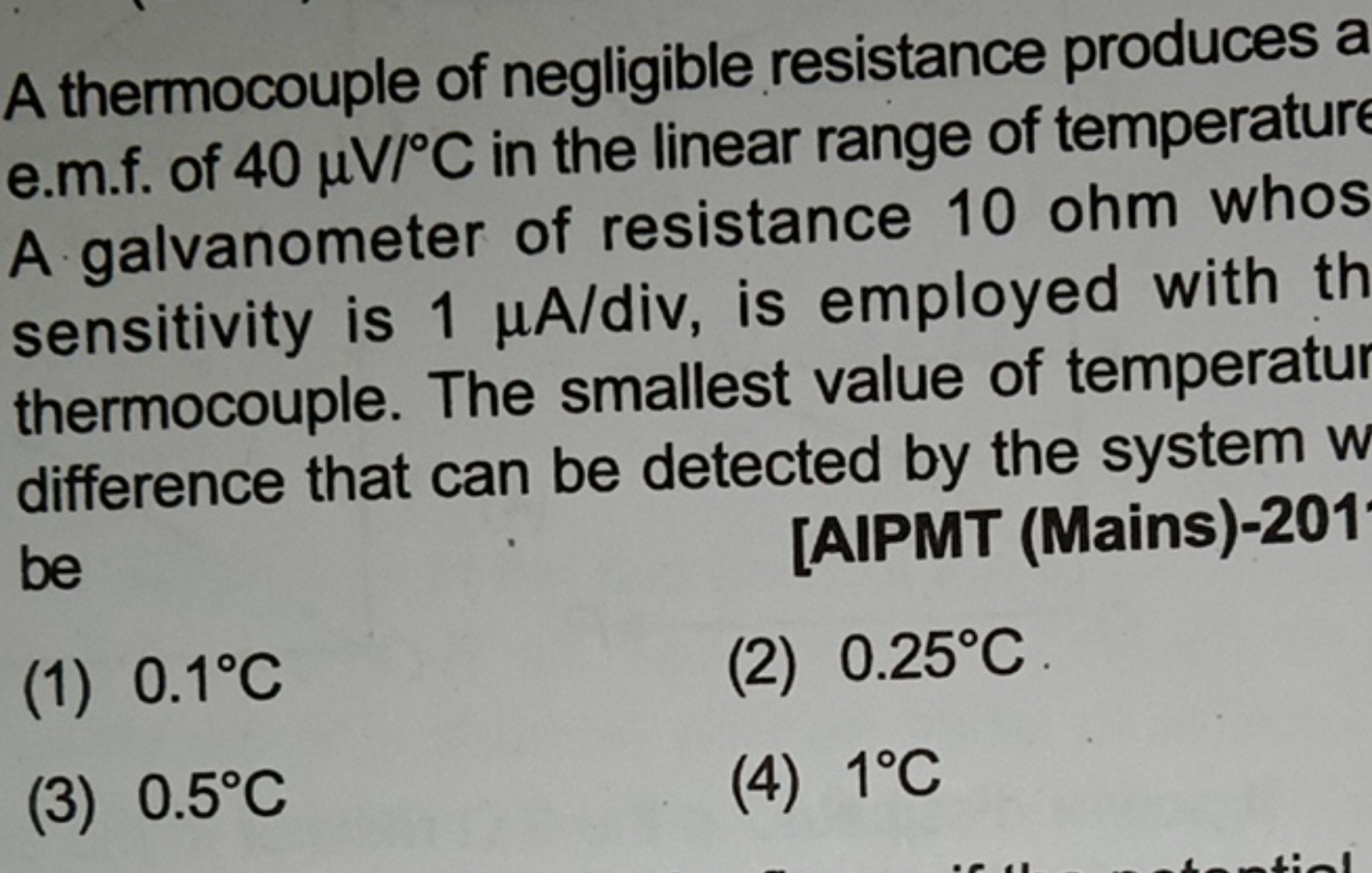 A thermocouple of negligible resistance produces a e.m.f. of 40μV/∘C i