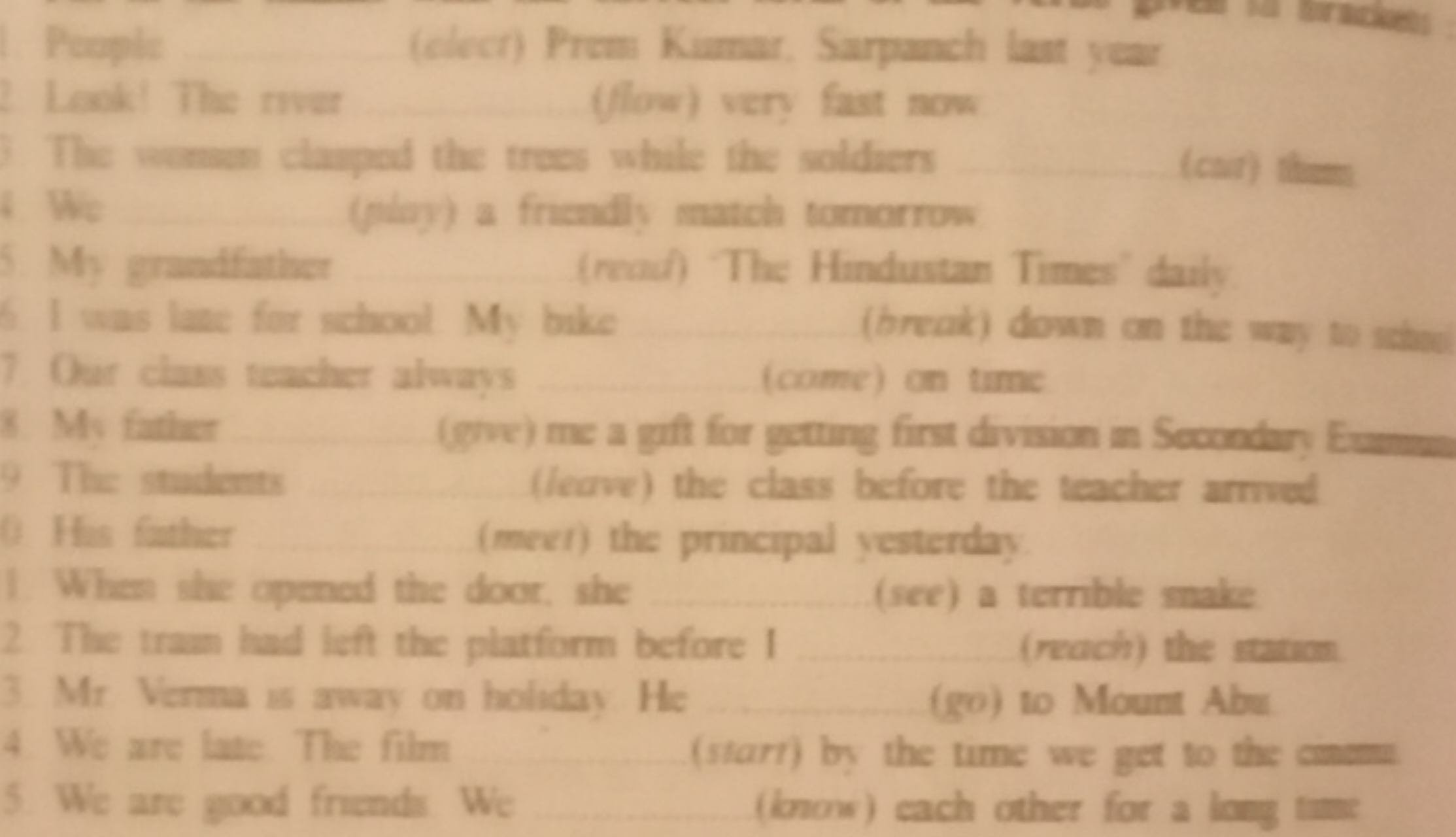 Tn=syesterday.When sthe opened the door, she\begin{tabular}{l} 
The tr