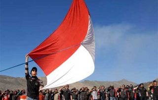 Pengibaran Bendera Merah Putih Anti Mainstream di Indonesia, Lihat yang Kedua! 01 - Finansialku