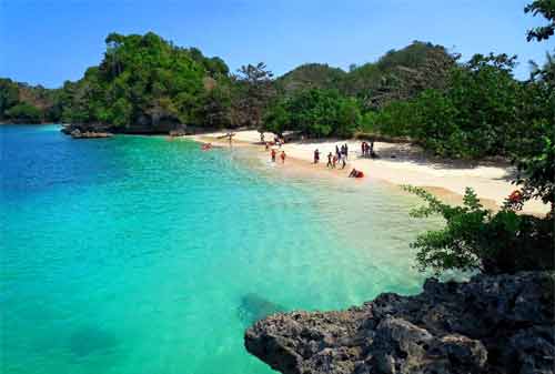 Tempat Wisata Malang - Pantai Tiga Warna