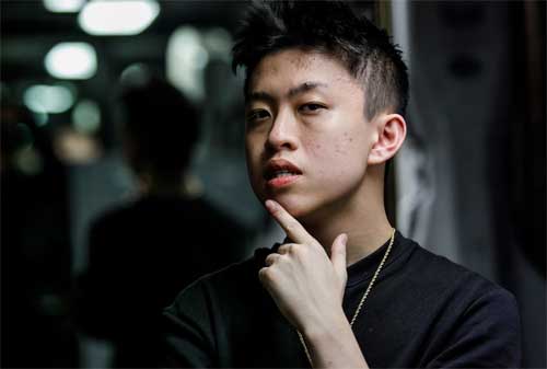 Kisah Sukses Rich Brian, Rapper Indonesia yang Mendunia 01 - Finansialku