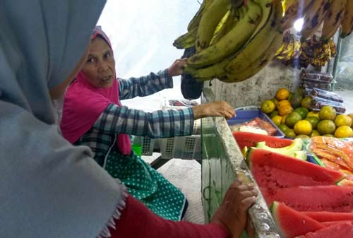 Berbagi Rezeki di Balik Gerobak Buah 4 Finansialku