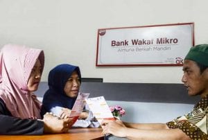 Jokowi Sebarkan Modal Bank Wakaf Mikro 1 Finansialku