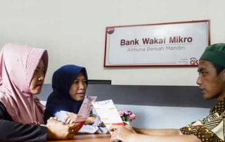 Jokowi Sebarkan Modal Bank Wakaf Mikro 1 Finansialku