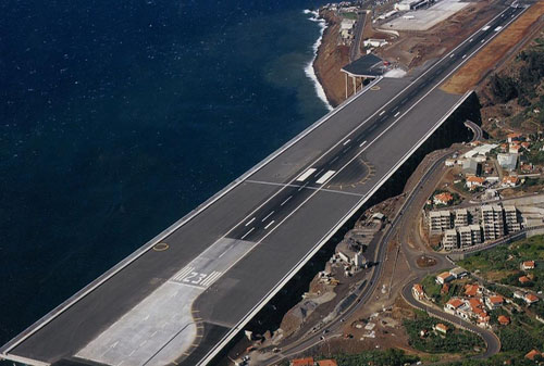 10+ Bandara Unik Di Dunia yang Mendebarkan Jantung Anda - Madeira airport