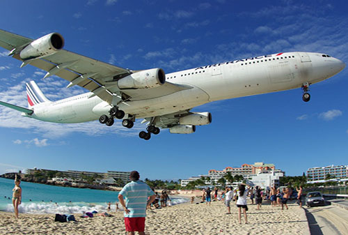 10+ Bandara Unik Di Dunia yang Mendebarkan Jantung Anda - Princess Juliana Airport