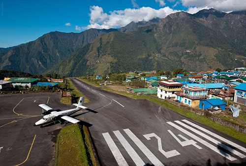 10+ Bandara Unik Di Dunia yang Mendebarkan Jantung Anda - Lukla airport