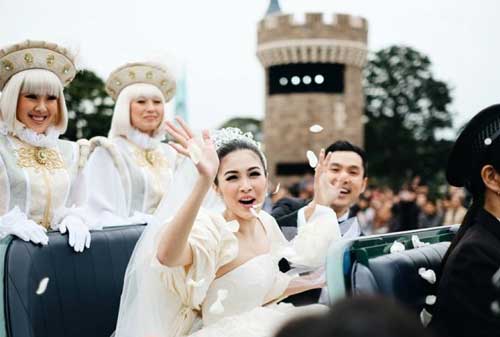 IRIT! Cara Merencanakan Pernikahan Sendiri Supaya Makin Lengket Bareng Doi 02 Sandra Dewi Wedding - Finansialku