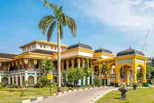 Destinasi Wisata Medan 03 Istana Maimun - Finansialku