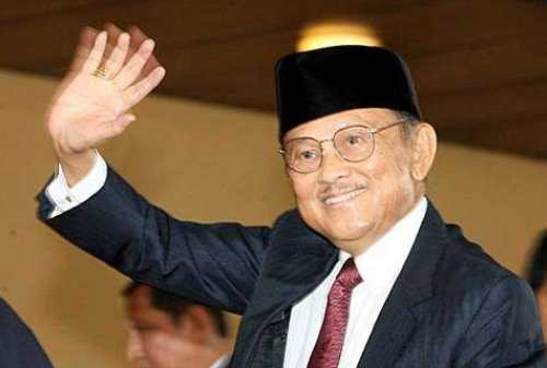 Membangun Negeri Dari Inspirasi Dan Kisah Sukses BJ Habibie 01 - Finansialku