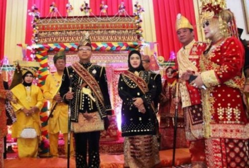 Manteren Lemo Pakaian Adat Maluku Utara