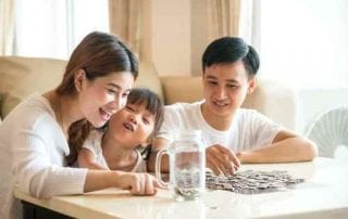 Moms, Pahami Cara Terbaik Mengajarkan Anak Menghargai Uang 01