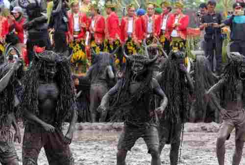 10 Potret Uniknya Kebudayaan Indonesia, Pernah Lihat yang Nomor 3_ kebo-keboan