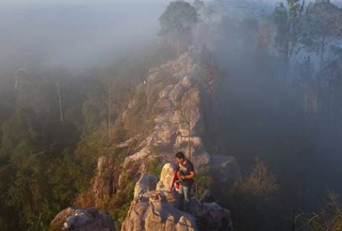 Kunjungi 15+ Wisata Kalimantan Timur yang Bikin Bangga batu dinding