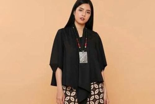 10 OOTD Baju Batik Untuk Kerja Ini Patut Kamu Tiru 