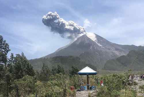 Merapi Muntahkan Asap Erupsi Di Tengah Serangan Corona 01