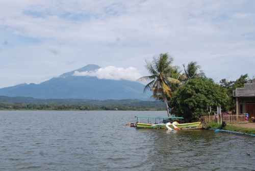 Bikin Hati Sejuk! 6 Destinasi Wisata Cirebon yang Mengusung Kebudayaan 06 Situ Sedong - Finansialku