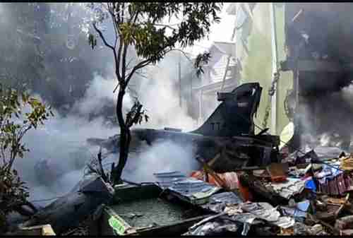 Meledak Di Udara, Sebuah Pesawat Jatuh Menimpa Rumah Warga 02(1)