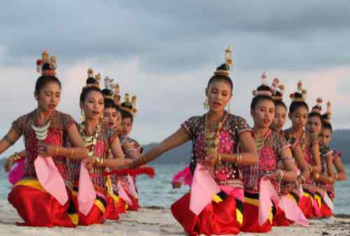 Amazing 8 Attractions To Visit In Divers’ Paradise, Wakatobi Island 07 Lariangi Dance - Finansialku