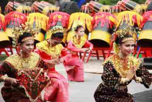 25+ Gambar Tarian Daerah ASLI Indonesia dan Daerah Asalnya 01 - Finansialku