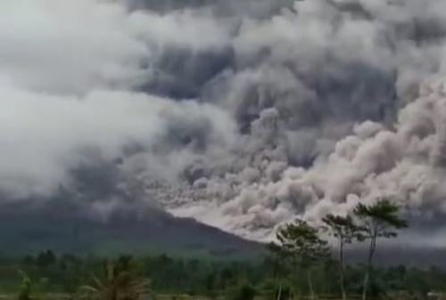 Gunung Semeru Meletus, 5 Kecamatan Kena Imbas Abu Vulkanik 01