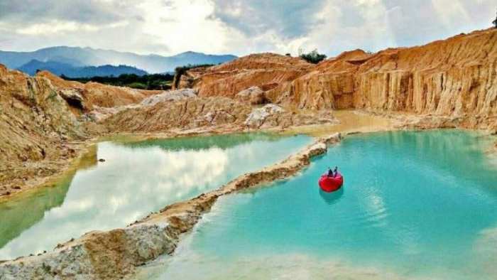 Destinasi Wisata Lampung_Danau Biru Tambang Batu Kapur Padas