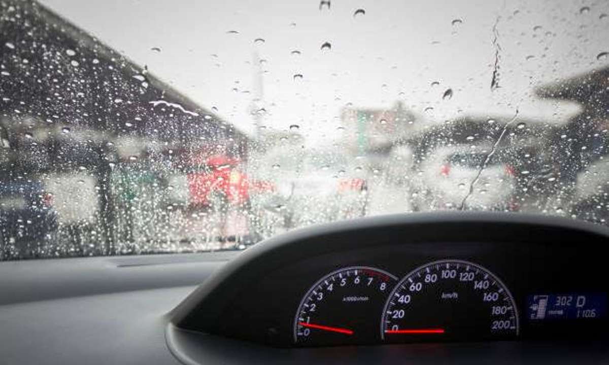 5 Cara Mengatasi Kaca Mobil yang Sering Berembun Saat Hujan, Mudak Kok - 01 - Finansialku