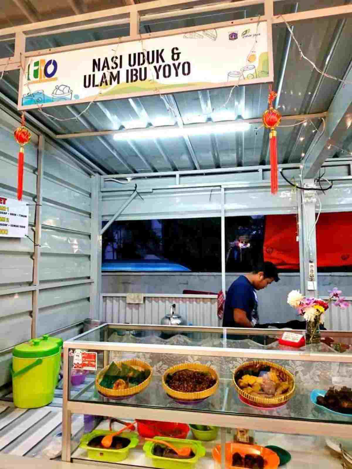 tempat makan terdekat_Nasi Ulam Ibu Yoyo - Traveloka